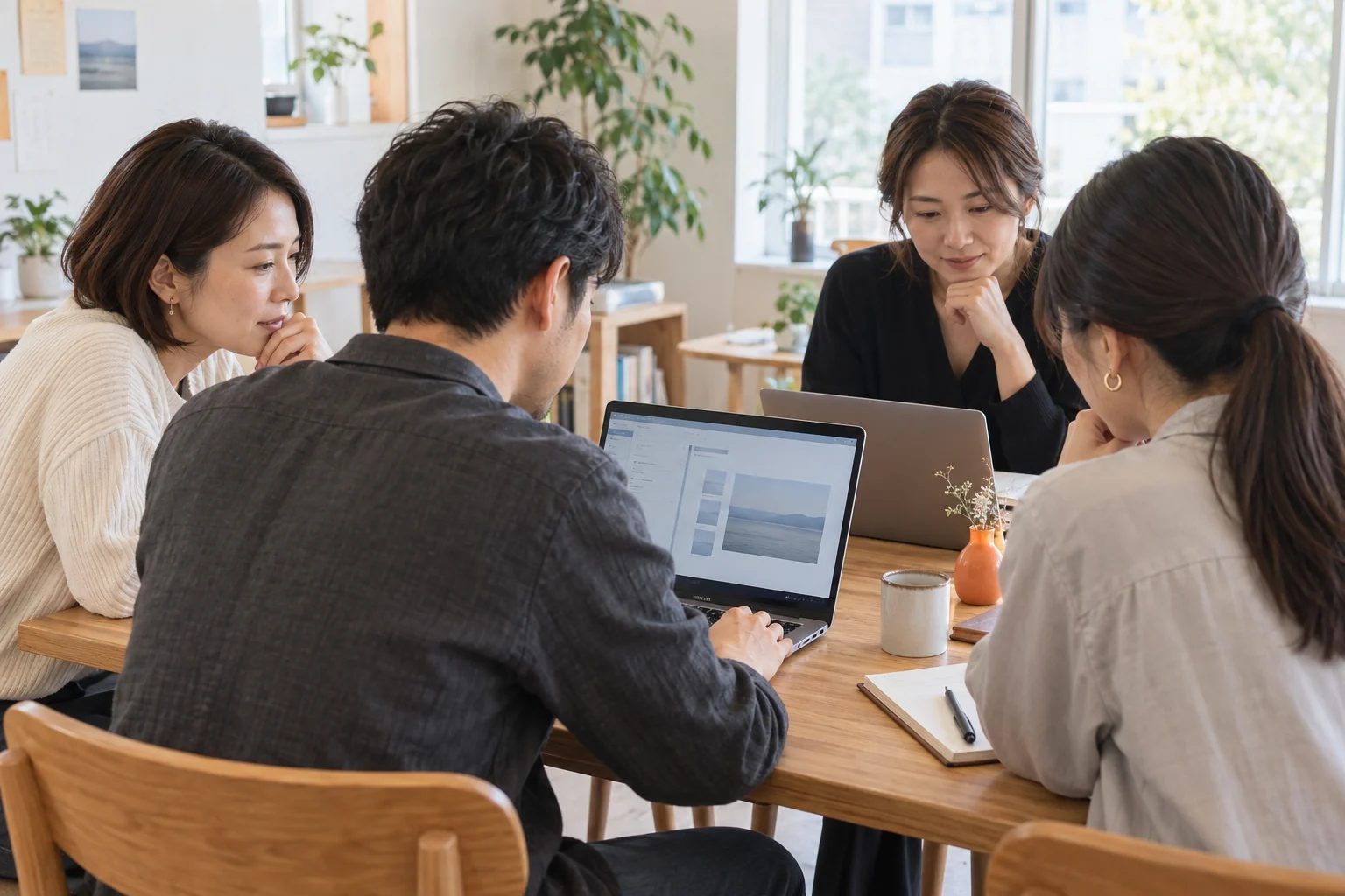 少人数で画面を囲んで学ぶ研修のイメージ